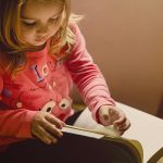 Cómo ayudar a un niño con problemas para leer o escribir